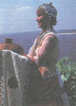 Девушка в традиционной одежде. 